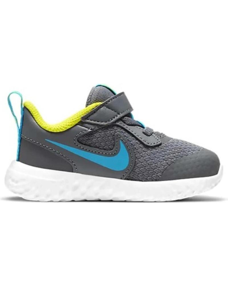 girls nike revolution trainers