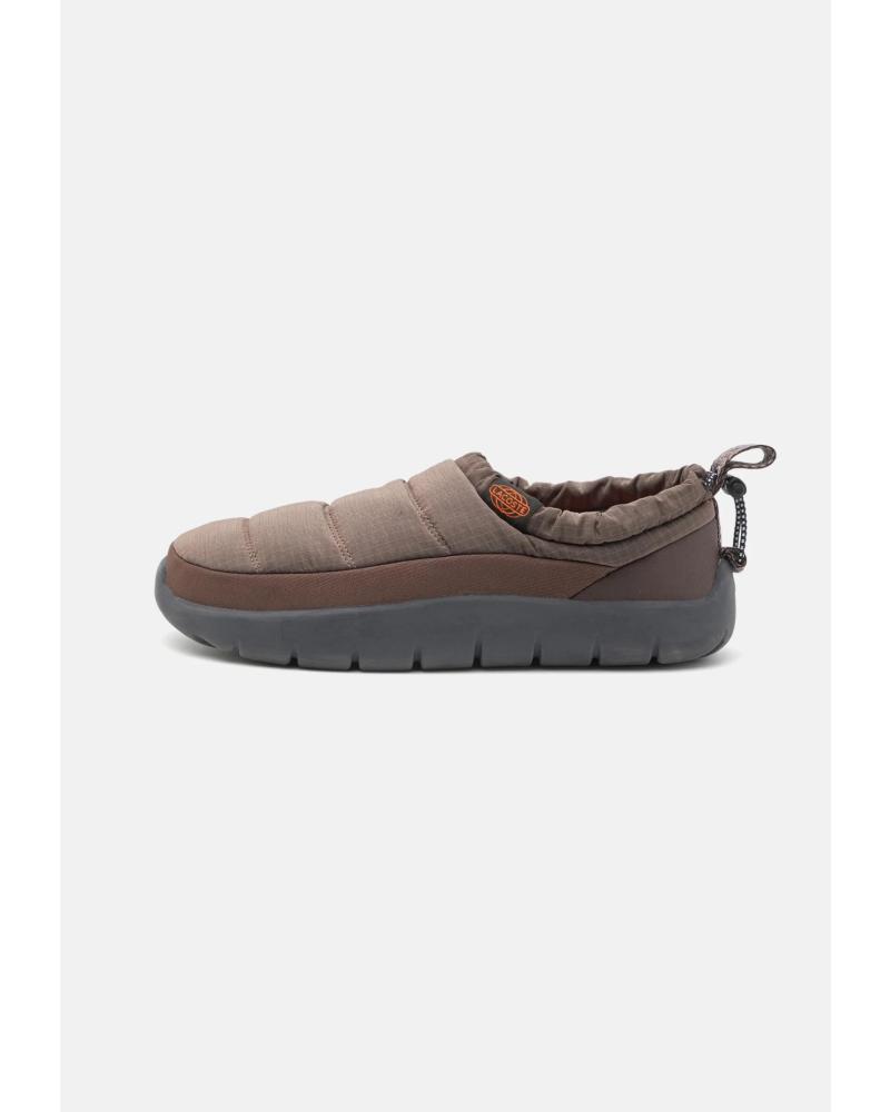 Calzado de casa LACOSTE de Hombre ZAPATILLAS CASA HOMBRE SERVE SLIPER 224 2 CMA MARRóN Calzado de casa LACOSTE de Hombre ZAPATILLAS CASA HOMBRE SERVE SLIPER 224 2 CMA MARRóN