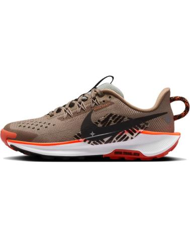 NIKE ZAPATILLA TRAIL JUNIOR PEGASUS TRAIL V25 KAKI NAZPJV2538CD MARRóN