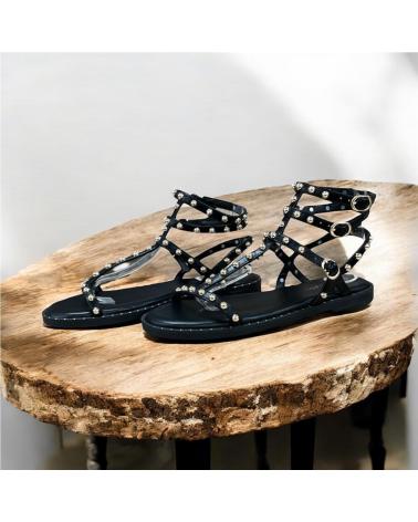 CALZADOMANIA SANDÁLIA PRETA COM TACHAS DOURADAS NEGRO