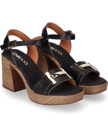 SANDALIAS CHIKA10 ST ARWEN 5636 NEGRAS CON TACÓN Y HEBILLA DORADA NEGRO-BLACK