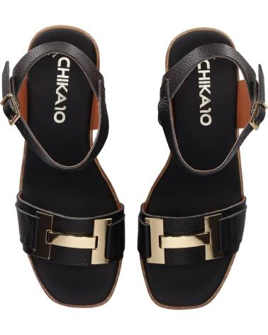 SANDALIAS CHIKA10 ST ARWEN 5636 NEGRAS CON TACÓN Y HEBILLA DORADA NEGRO-BLACK
