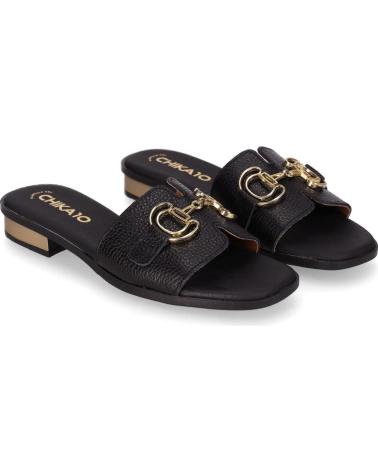CHIKA10 MARKES 5592 FLACHE SANDALEN SCHWARZ MIT GOLDSCHNALLE NEGRO-BLACK