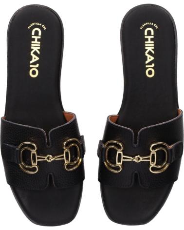 CHIKA10 MARKES 5592 FLACHE SANDALEN SCHWARZ MIT GOLDSCHNALLE NEGRO-BLACK