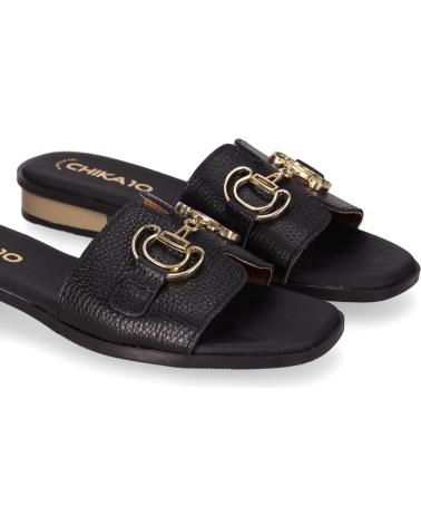 CHIKA10 MARKES 5592 FLACHE SANDALEN SCHWARZ MIT GOLDSCHNALLE NEGRO-BLACK