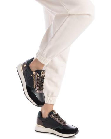 XTI SNEAKER 144218 NEGRA CON CREMALLERA LATERAL Y DETALLES METALIZADOS NEGRO