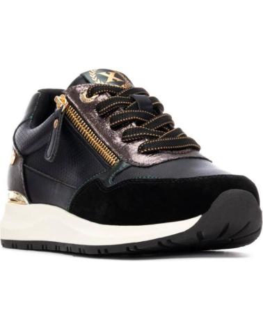 XTI SNEAKER 144218 NEGRA CON CREMALLERA LATERAL Y DETALLES METALIZADOS NEGRO