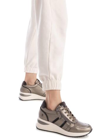 ZAPATILLAS CASUAL XTI 144407 METÁLICAS COLOR PLOMO METáLICO