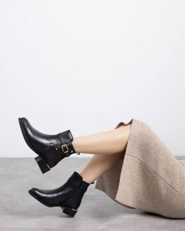 CARMELA 162475 BLACK BIKER BOOT WITH BUCKLES AND METALLIC DETAIL NEGRO