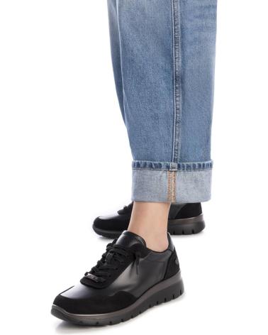 ZAPATILLAS CASUAL XTI 144652 NEGRAS CON DETALLES DE TEXTURA NEGRO