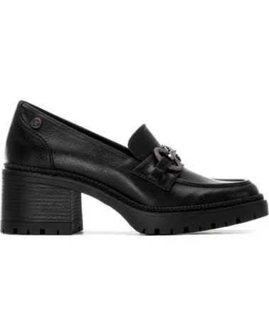 XTI 144274 MOCASÍN NEGRO CON TACÓN Y DETALLE DE CADENA NEGRO