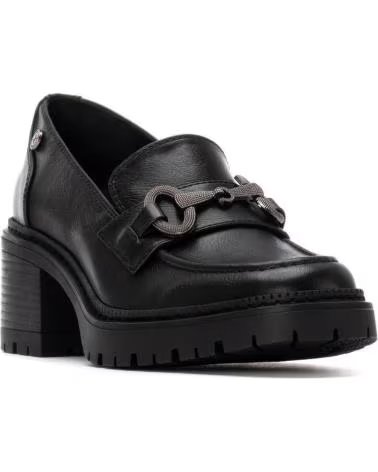XTI 144274 MOCASÍN NEGRO CON TACÓN Y DETALLE DE CADENA NEGRO