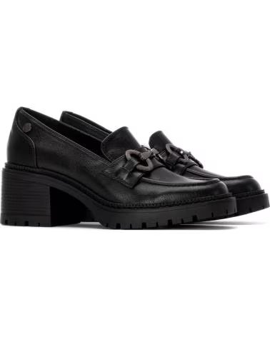 XTI 144274 MOCASÍN NEGRO CON TACÓN Y DETALLE DE CADENA NEGRO