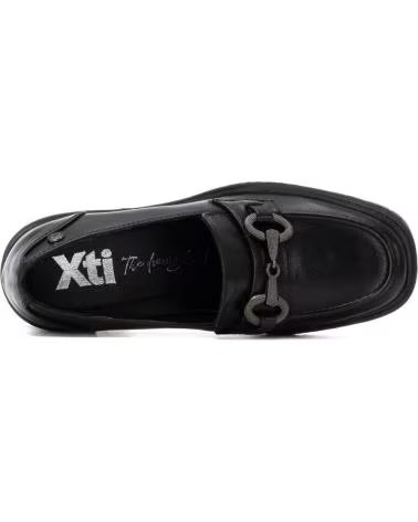 XTI 144274 MOCASÍN NEGRO CON TACÓN Y DETALLE DE CADENA NEGRO