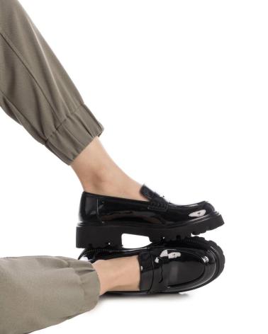 XTI 144426 BLACK PATENT LOAFERS WITH TRACK SOLE NEGRO