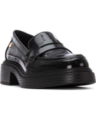 MOCASINES XTI 144528 NEGROS DE CHAROL CON PLATAFORMA NEGRO