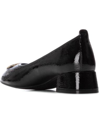 CARMELA 162540 BLACK PATENT LOW HEEL SHOE WITH METALLIC ORNAMENT NEGRO