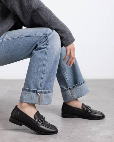 CARMELA 162697 BLACK LOAFERS WITH ANIMAL PRINT DETAIL NEGRO