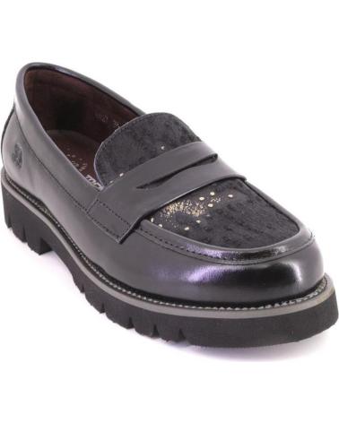 TREINTAS 4427: MOCASINES DE PIEL NEGROS CON SUELA TRACK NEGRO