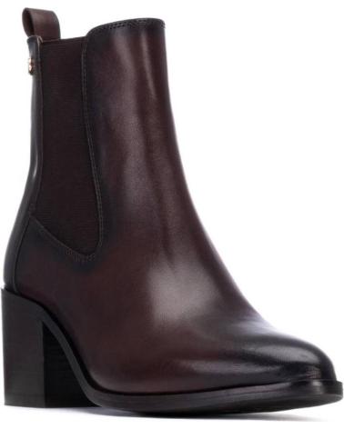 BOTINS CHELSEA EM COURO CARMELA 162715 MARROM COM SALTO E ELÁSTICOS LATERAIS MARRON