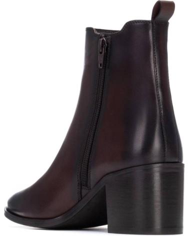 BOTINS CHELSEA EM COURO CARMELA 162715 MARROM COM SALTO E ELÁSTICOS LATERAIS MARRON