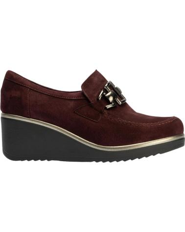 MOCASÍN DE CUÑA PITILLOS EN ANTE BURDEOS CON DETALLE METÁLICO BURDEOS