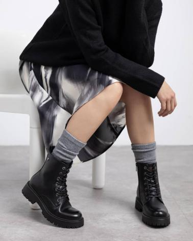 STIVALE MILITARE XTI 144479 NERO CON LACCI E SUOLA CARRARMATO NEGRO