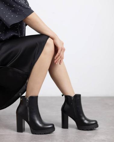 BOTINES DE TACÓN REFRESH MODELO 172923 NEGRO CON PLATAFORMA NEGRO