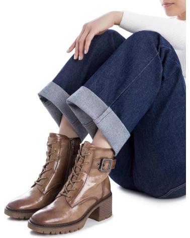 STIVALETTO XTI 144276 BEIGE CON FIBBIE E SUOLA CARRARMATO BEIGE