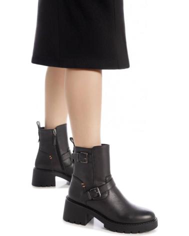 BOTÍN REFRESH 172973 NEGRO CON HEBILLAS Y SUELA TRACK NEGRO