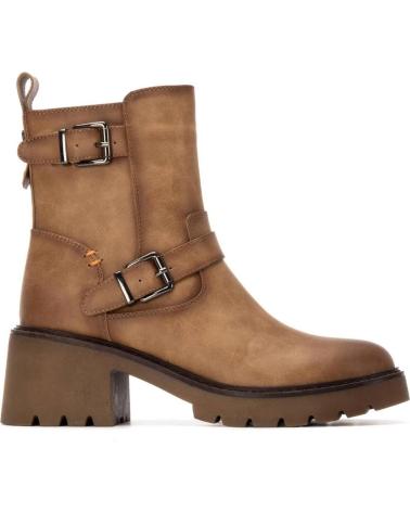 BOTÍN REFRESH 172973 BEIGE CON HEBILLAS Y SUELA TRACK BEIGE