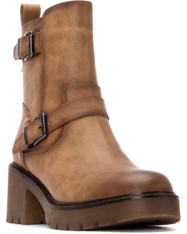 BOTÍN REFRESH 172973 BEIGE CON HEBILLAS Y SUELA TRACK BEIGE