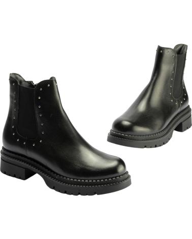 PITILLOS CHELSEA-STIEFELETTE AUS SCHWARZEM NAPPALEDER MIT NIETEN NEGRO