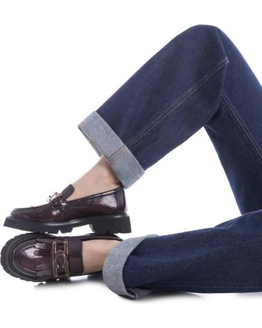 CARMELA 162698 BURGUNDY LOAFER WITH TRACK SOLE ROJO