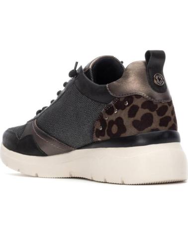 ZAPATILLAS CARMELA 162513 CON DETALLE ANIMAL PRINT NEGRO