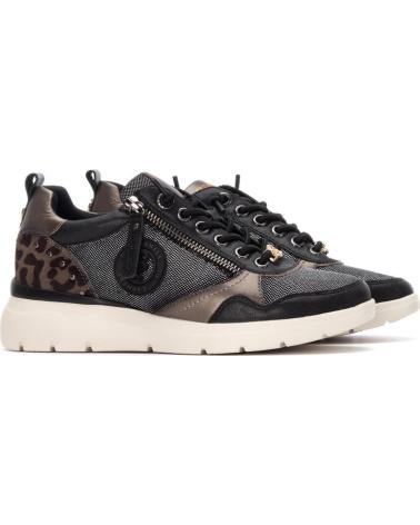 ZAPATILLAS CARMELA 162513 CON DETALLE ANIMAL PRINT NEGRO
