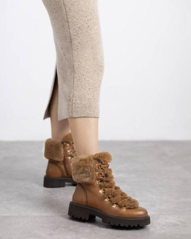 BOTAS CARMELA 162668 CAMEL CON PELO Y CORDONES CAMEL