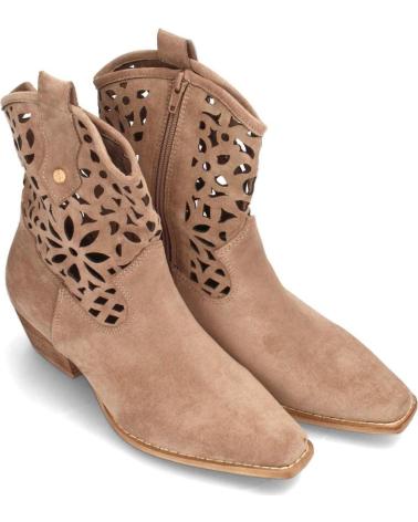 PUNTOSALAO BOTINES CAMPEROS DE MUJER PUNTOSALAO CON TACÓN MEDIO Y DETALLES CALADOS EN COLOR BEIGEE V