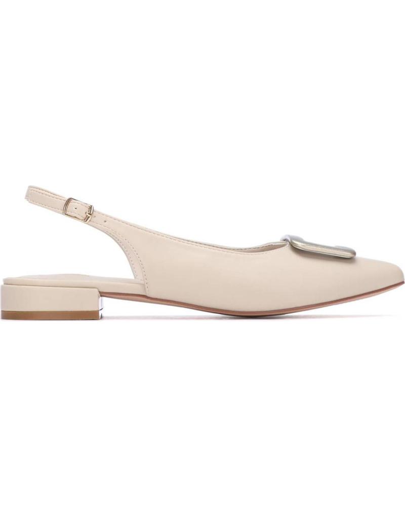 XTI ZAPATOS PLANOS DESTALONADOS XTI CON ADORNO DE PEDRERÍA EN COLOR BEIGE BEIGE