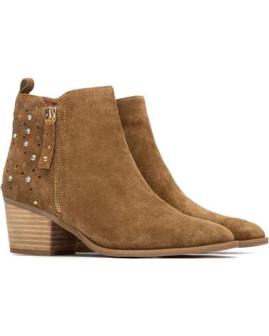 CARMELA BOTINES CARMELA DE PIEL CAMEL CON TACHUELAS CAMEL