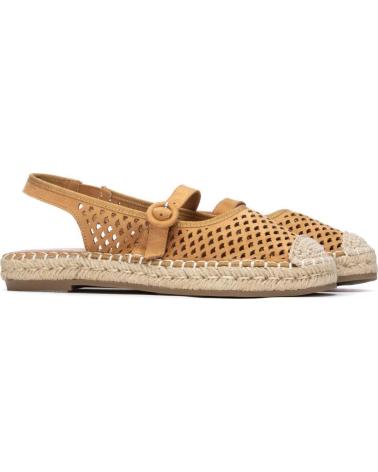 REFRESH ALPARGATAS CAMEL CON TIRA TRASERA Y DISEÑO CALADO CAMEL