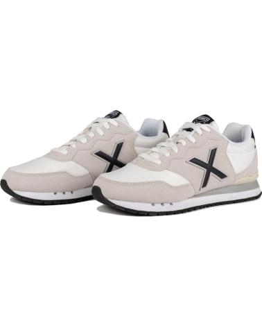 MUNICH ZAPATILLAS DASH 20 EN TONO CLARO CON LOGO CONTRASTADO WHITE