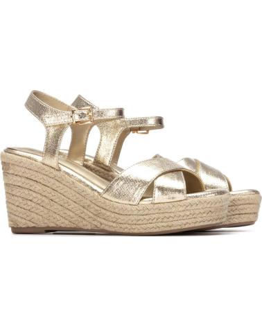 XTI SANDALIA CON CUNA Y PLATAFORMA MUJER 145328 COLOR ORO METAL