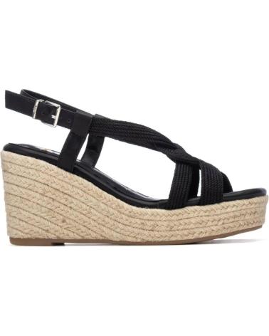 XTI SANDALIA DE CUÑA CON TIRAS CRUZADAS Y PLATAFORMA NEGRO