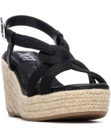 XTI SANDALIA DE CUÑA CON TIRAS CRUZADAS Y PLATAFORMA NEGRO