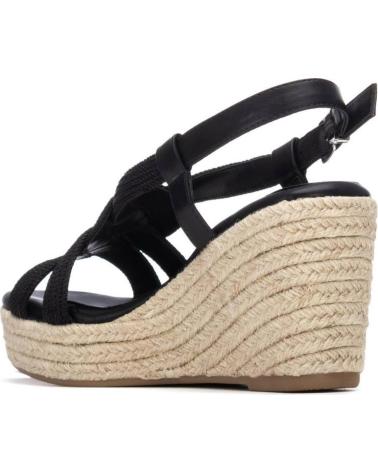 XTI SANDALIA DE CUÑA CON TIRAS CRUZADAS Y PLATAFORMA NEGRO