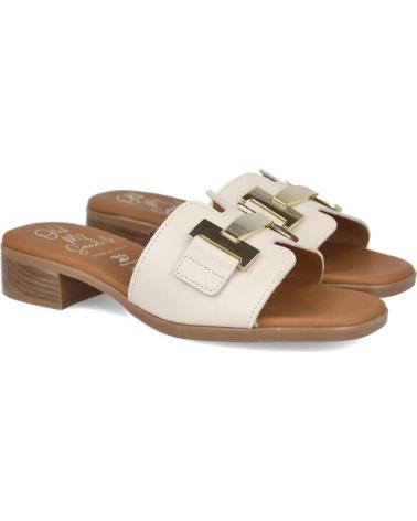 OH MY SANDALS OH MY SANDALS 5890 SANDALIAS DESTALONADAS TACÓN BAJO CON ADORNO METÁLICO HIELO