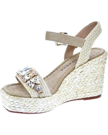 ALMA EN PENA SANDALIAS CON PLATAFORMA Y DETALLES DE PEDRERÍA MODELO V2651000 BEIGE