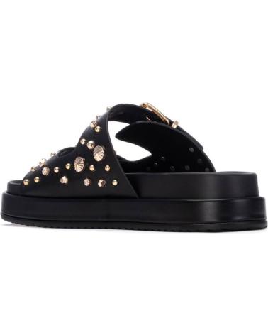 XTI SANDALIAS CON HEBILLAS Y TACHUELAS 130689 NEGRO