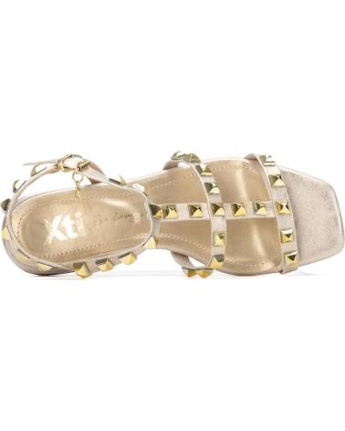 XTI SANDALIA PLANA CON TACHUELAS DECORATIVAS ORO